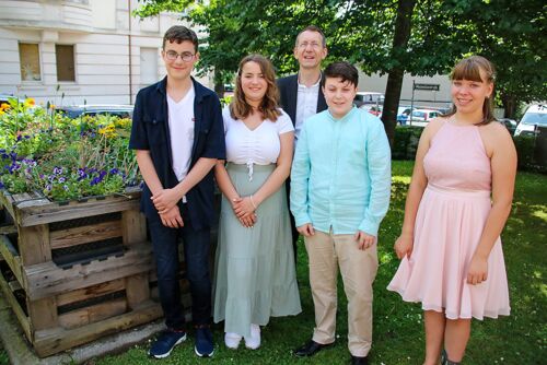 Die Jugendlichen mit Pastor Hans Martin Renno